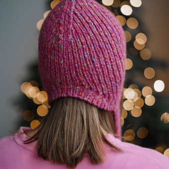чепчик из 2 мотков пряжи AuraYarns Crazy Alpaca Carnival оттенок Cicurs