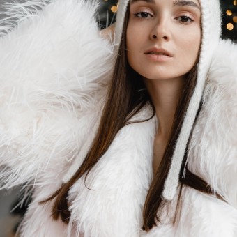 вязаный чепчик из пряжи AuraYarns Fashion Love Me 2.0 оттенки Cream и Stone, расход — 2 мотка