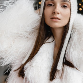 вязаный чепчик из пряжи AuraYarns Fashion Love Me 2.0 оттенки Cream и Stone, расход — 2 мотка