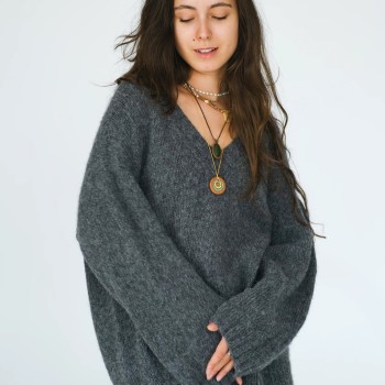 оверсайз пуловер из пряжи Aura Yarns Love Me 2.0 в оттенке Stone