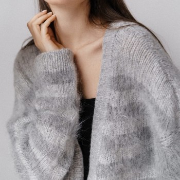 расход — 3 мотка Touch Me оттенок Silver Grey, 4 мотка Love Me 2.0 Silver Grey
