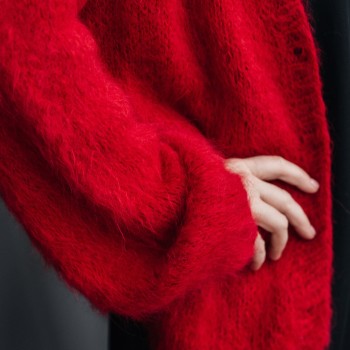 Кардиган вязанный из пряжи Aura Yarns Touch Me красный