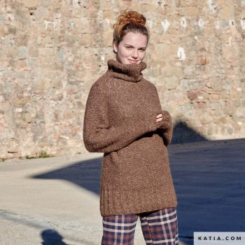 длинный свитер с высоким воротом, связанный из пряжи Air Alpaca Natural Colors от Concept by Katia, неокрашенной пряжи с эффектом кардования и красочными крапинками, которые создают анималистичный принт