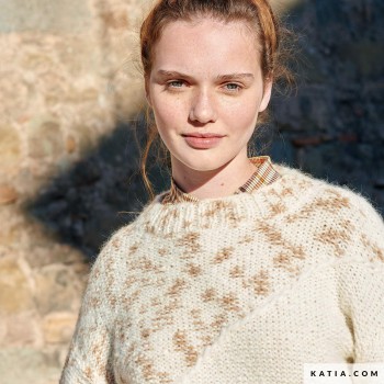 Узор для этого асимметричного свитера в Air Alpaca Natural Colors идеально подходит для любителей моды и ручного вязания
