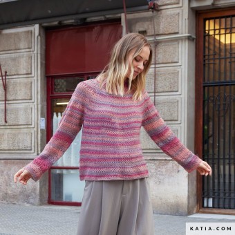 Выберите Concept Atenea Tones чтобы связать крючком этот свитер с круглым вырезом и чистыми линиями