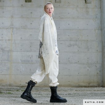 Шаль выполнена из тонкой и легкой пряжи Atenea, что делает ее идеальной для ношения как в теплую, так и в холодную погоду