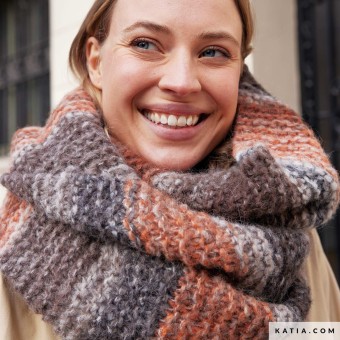 Шарф XXL, связанный платочной вязкой из пряжи Concept Bohemian — мягкой, теплой и выразительной щетованной шерсти с красочным мулине-эффектом