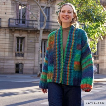 кардиган выделяется благодаря широким лацканам, манжетам и ребристому подолу