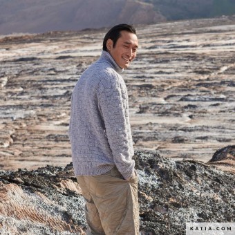 Состав Cotton-Merino делает этот свитер легким и пушистым, идеальным для сочетания с джинсами или чиносами