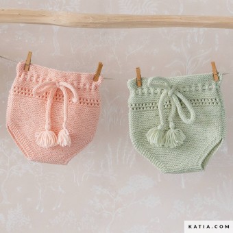 Вязаный спицами Concept Merino Baby или Katia Peques, он украшен ажурным узором из петель в верхней части и шнурком для регулировки талии
