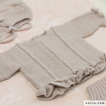 Вязаный на подвязках из пряжи Concept Merino Baby или Katia Peques, он украшен тонкой веревочкой спереди