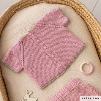 Вязаный спицами Concept Merino Baby или Katia Peques, он украшен деталями из шва глазки куропатки и кружевной отделкой из Katia Alexandria по подолу, рукавам и вырезу горловины