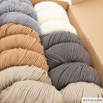 Этот набор пряжи Katia состоит из 15 клубков Katia Merino 100% в 5 ассортиментах цветов, по 3 клубка каждого цвета или в 3 ассортиментах цветов, по 5 клубков каждого цвета
