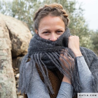 Шарф связанный из пряжи Katia Silk Alpaca Natural Colors идеально сочетается с любым пальто