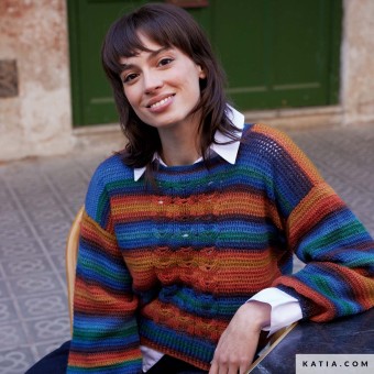 Сделайте заявление с помощью этого вязаного крючком свитера с яркими косами, буффами и полосатым цветовым эффектом