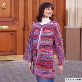 открытая структура и струящаяся драпировка делают его удобным, современным и динамичным предметом одежды