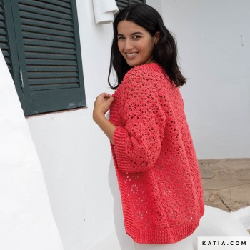  Одежда из Katia Cotton 100% сочетается с джинсами, чиносами, футболками и пальто — вязаная вещь становится частью городского гардероба.