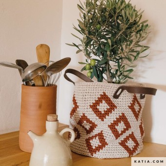 Насколько прочна пряжа EcoLife Ribbon? — Прочная и эластичная, хорошо держит форму в изделиях.