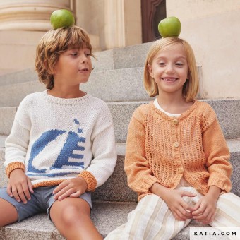 Этот нежный кардиган для детей, связанный из хлопка Katia Fair Cotton, сочетает в себе мягкость, экологичность и уникальный дизайн кружевных швов