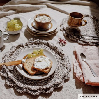 Сложно ли вязать из Katia Cottage новичку? — Нет, она мягкая, легко ложится и не расслаивается.