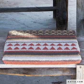 Какие изделия особенно выигрышно смотрятся из Katia Linen? — Майки, кардиганы, жилеты и салфетки.