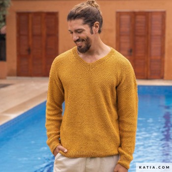Этот мужской свитер с длинными рукавами, связанный из льна Katia Linen, сочетает в себе прохладу льна и хлопка с текстурой двойного стежка