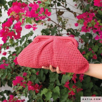 элегантный и универсальный клатч, связанный крючком из Katia Linen, смеси льна и хлопка натуральных оттенков