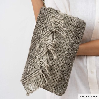 С помощью всего одного мотка Katia Shadow Macramé, экологически чистого шнура из переработанного хлопка и полиэстера, вы можете создать этот элегантный клатч из макраме