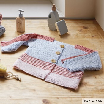 Вяжите эту веселую и классную кофточку для вашего малыша вместе с Summer Comfort. Простой узор для начинающих, доступный для размеров от 3 до 24 месяцев