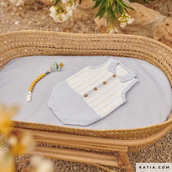 Это красивое детское боди выполнено из мягкого хлопка Summer Comfort в бело-голубой комбинации с вертикальными желтыми полосками