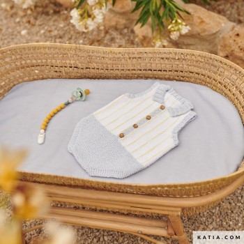 Это красивое детское боди выполнено из мягкого хлопка Summer Comfort в бело-голубой комбинации с вертикальными желтыми полосками