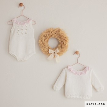 Этот летний комбинезон для малышей, связанный из трикотажа Katia Summer Comfort, отличается прохладой и легкостью