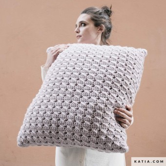 Выполненная из пряжи средней плотности Super Merino, которая идеально подходит для обучения вязанию крючком, эта большая квадратная подушка является эффектным аксессуаром благодаря своему размеру