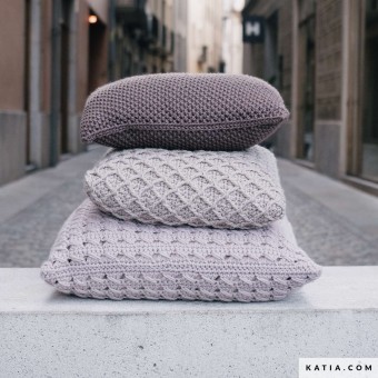 Эта мягкая подушка из мериноса Super Merino идеально подходит для тех, кто хочет научиться вязать крючком