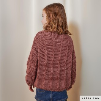 Красивый детский кардиган с V-образным вырезом вяжется из мериноса Supreme Merino в осеннем цвете