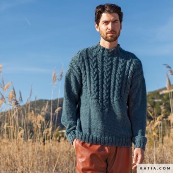 Из пряжи Katia Supreme Merino без мулесинга этот узор с прямыми линиями и воротником кабельной вязки идеально подходит для создания современных образов