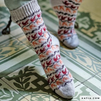 Как ухаживать за изделиями из Katia United Socks? Машинная стирка при 30°C, без отбеливания, сушить в разложенном виде.