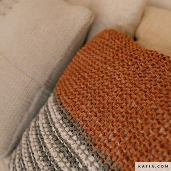 Подушка с полосатым рисунком из пряжи Washi
