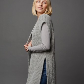 Жилет Carla связан из пряжи Lamana Shetland в цвете Silver Grey и Cusi в Silk Grey