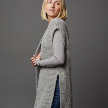 Жилет Carla связан из пряжи Lamana Shetland в цвете Silver Grey и Cusi в Silk Grey