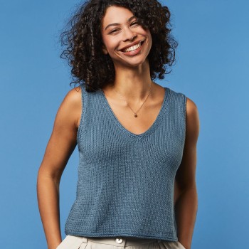 Связано круговыми спицами 3,5 мм и 4 мм из пряжи LAMANA Cosma в оттенке Basalt Blue 46