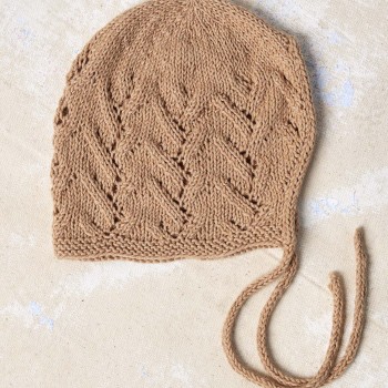 Детский вязаный чепчик JUTTA Punto 83 естественного цвета PTO-083_11 из пряжи LANGYARNS Baby Cotton Naturally Colored