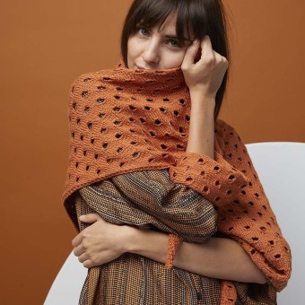 Вязаная треугольная шаль BLANCA FAM 280 Коллекция 280_31 из пряжи LANGYARNS Norma