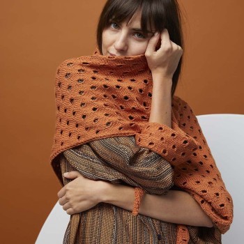 Вязаная треугольная шаль BLANCA FAM 280 Коллекция 280_31 из пряжи LANGYARNS Norma