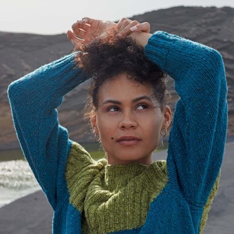женский свитер связаный из пряжи LANGYARNS Donegal Tweed+