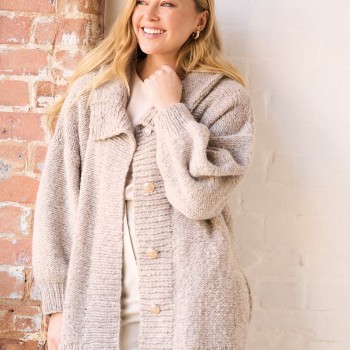 Этот шикарный пальто-халат из пряжи Rowan Brushed Fleece - идеальное сочетание тепла и стиля