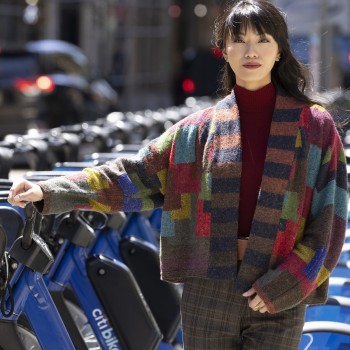 Мерцающие вкрапления вискозы в Felted Tweed — как звёзды на ночном небе, добавляющие глубину и таинственность каждому изделию