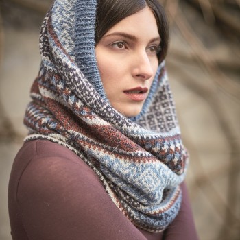 Глубокие, виолончельные тона Felted Tweed звучат по-разному при каждом движении, играя светом