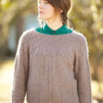 Rowan Felted Tweed – словно осенний лес в мотке: 50% мериноса как земля под ногами, 25% альпака – мягкий мох, 25% вискозы – золотые солнечные блики