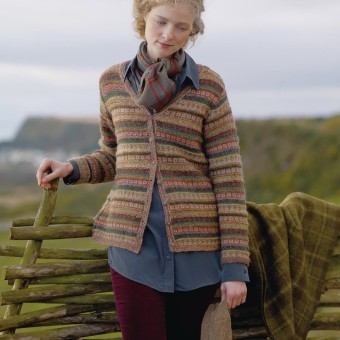Британская классика в каждой нити: Felted Tweed сочетает благородство мериноса (50%), изысканность альпака (25%) и аристократичный блеск вискозы (25%)